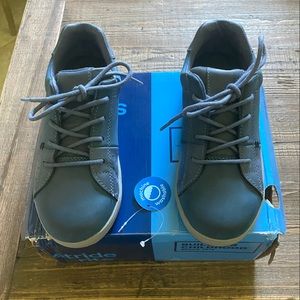 Worn once! 👟Stride Rite boys Maci sneaker in perfect like new condition. Sz 2W